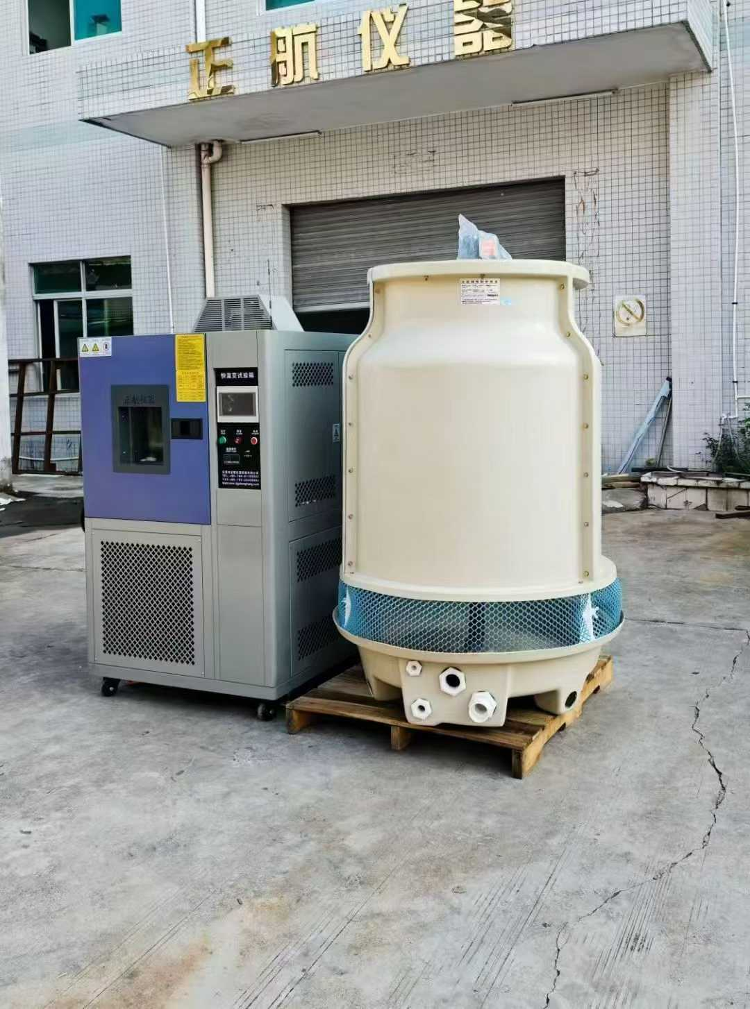 近日，我司將一臺(tái)水冷式線性快速溫度變化試驗(yàn)箱送深圳銅排生產(chǎn)客戶，感謝客戶對(duì)于我司的大力支持。說(shuō)起這個(gè)設(shè)備，也是歷經(jīng)坎坷。在設(shè)備的溝通過(guò)程中，雖然客戶提出較高的技術(shù)要求，但我司秉持著盡心盡力滿足客戶需求為宗旨。多次進(jìn)行技術(shù)攻堅(jiān)會(huì)議，必須在有限的空間內(nèi)滿足客戶較高的快速線性溫度變化要求。  （快速溫變?cè)囼?yàn)箱已整裝待發(fā)） 因?yàn)榭蛻粢筝^高的線性快速溫度變化，而這臺(tái)設(shè)備屬于小型的設(shè)備，在有限的空間內(nèi)，我們需要充分考慮到設(shè)備的制冷，制熱以及散熱問(wèn)題，如果任何一個(gè)方面無(wú)法達(dá)到的話，那么后果將會(huì)是毀滅性的。  （裝車(chē)發(fā)走?。?我司對(duì)于此類(lèi)有挑戰(zhàn)性的設(shè)備，充滿信心，因?yàn)槲覀儓?jiān)信每一次的攻堅(jiān)都是企業(yè)成功的一小步。只有不斷的提升我們的技術(shù)，才能在市場(chǎng)生存